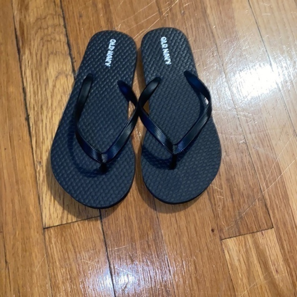 Old Navy 12-13 flip flops NWT.